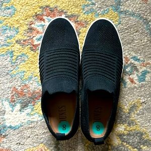 Black fun sneakery shoe!